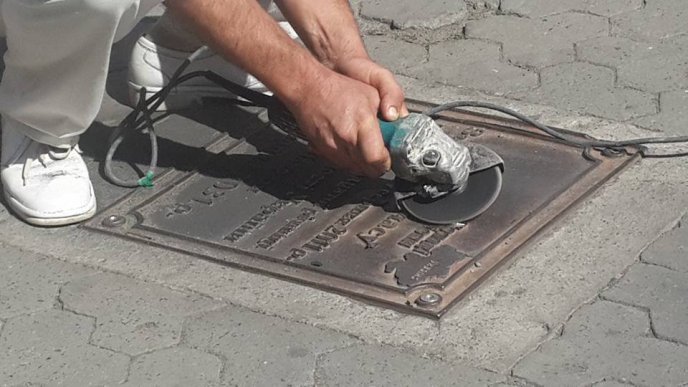 В Ужгороді з "Капсули часу" стерли надпис "Партії регіонів" – 03