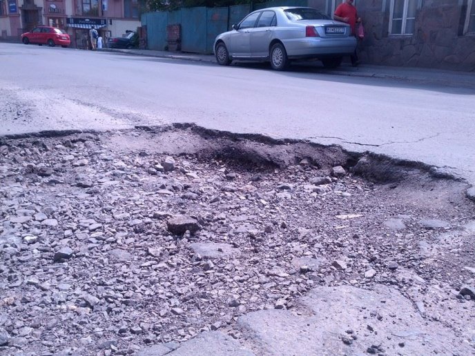 Ужгородці невдоволені показовим ремонтом доріг (ФОТО) – 08