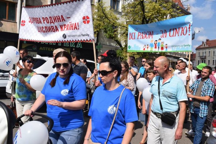 В Ужгороді проходить хода на захист сімейних цінностей – 19