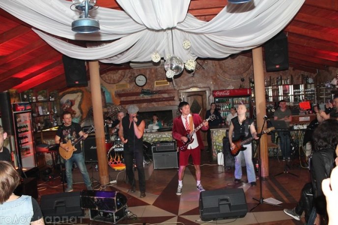 Гучна вечірка, стриптиз та салюти: як байкери в Мукачеві гуляли – 07