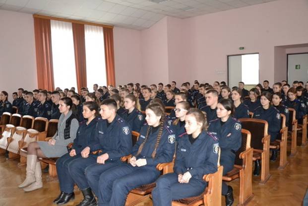 Головний поліцейський Закарпаття разом зі своїм донецьким колегою гостювали у Юридичному ліцеї імені Ярослава Кондратьєва – 05 Головний поліцейський Закарпаття разом зі своїм донецьким колегою гостювали у Юридичному ліцеї імені Ярослава Кондратьєва – 05