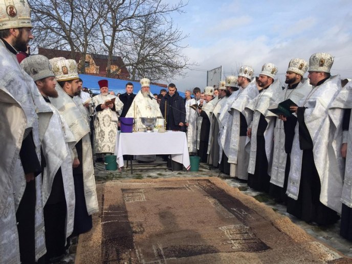 Як у Мукачеві воду освячували та занурювалися в Латорицю – 16