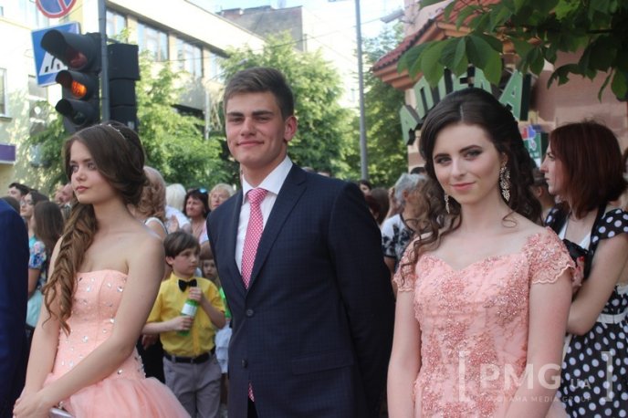 На центральній площі Мукачева проходить "Свято випускників – 2016"  – 02