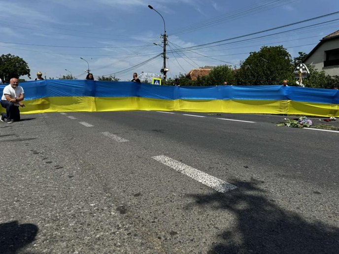 Стоячи на колінах, в одному з сіл Великолучківської громади проводжали 22-річного Героя – 06