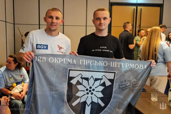 Воїн 128 Закарпатської бригади особисто привітав Усика з перемогою – 02 Олександр Хижняк (зліва) та воїн