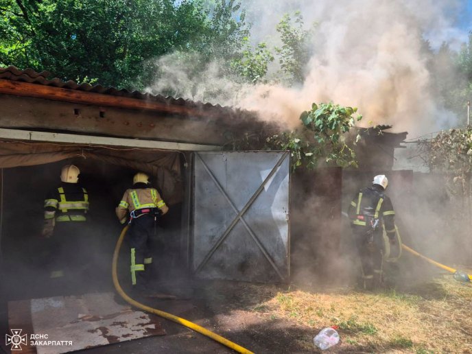 У Мукачеві люди самі гасили пожежу до приїзду рятувальників – 02 ДСНС Закарпаття