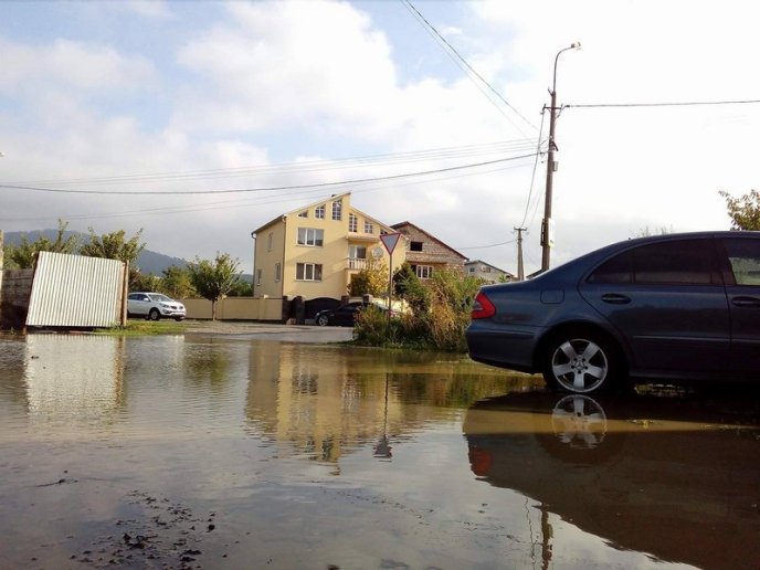 В одному з мікрорайонів Мукачева залило вулиці через прорив труби – 04