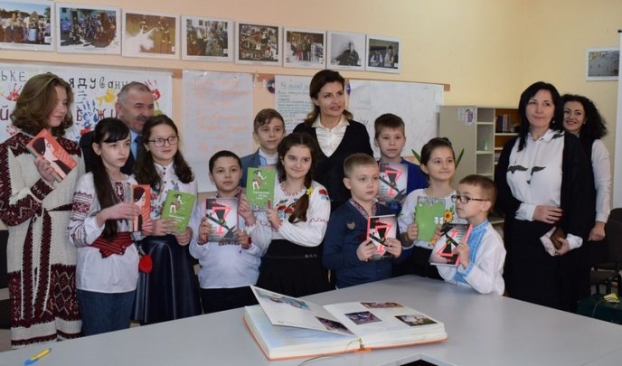 В Ужгородській міськраді розповіли, чому дружина Порошенка відвідала саме школу №20 – 04