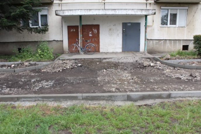 На вулиці Університетській у Мукачеві ремонтують внутрішньоквартальні проїзди – 08