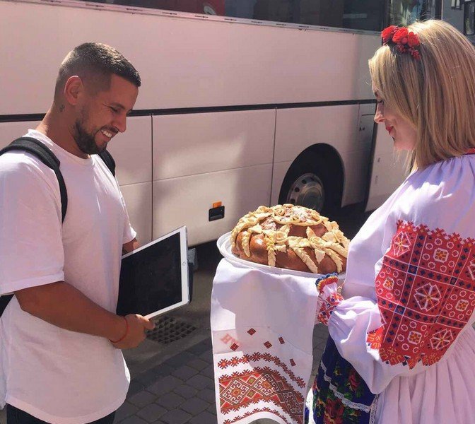 В Ужгороді з хлібом і сіллю зустрічали відомого співака Монатіка – 02