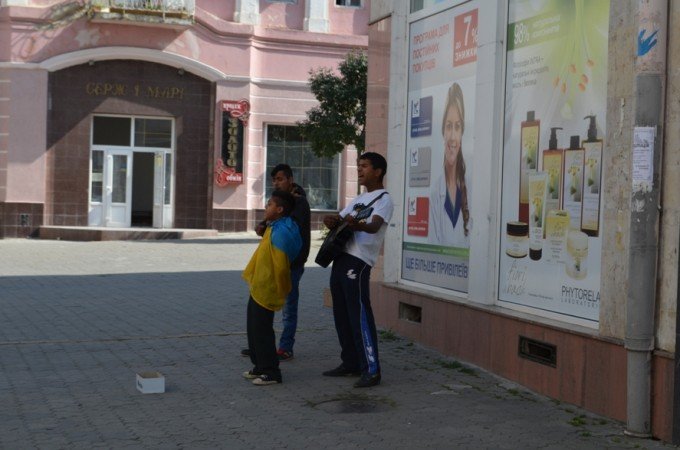 Підприємливі роми співають в Ужгороді пісень, обгорнувшись в український стяг (ФОТОФАКТ) – 01 Підприємливі роми співають в Ужгороді пісень, обгорнувшись в український стяг (ФОТОФАКТ) – 01