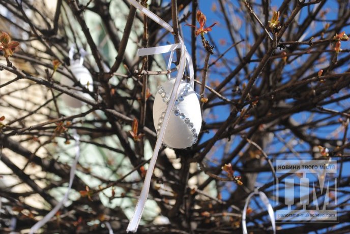 У Мукачеві студенти прикрашають дерева писанками та патріотичними стрічками (ФОТО) – 06