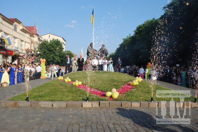 У центрі Мукачева відбувся урочистий парад випускників (ФОТО) – 44