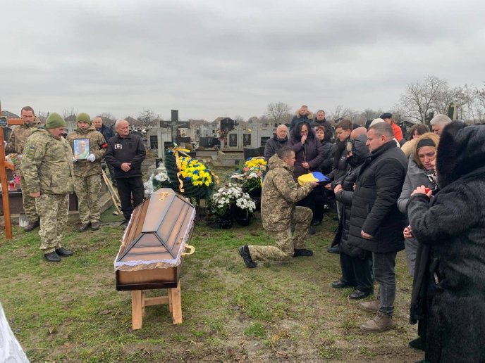 Залишилися мати, дружина і син: в області попрощались із захисником – 03