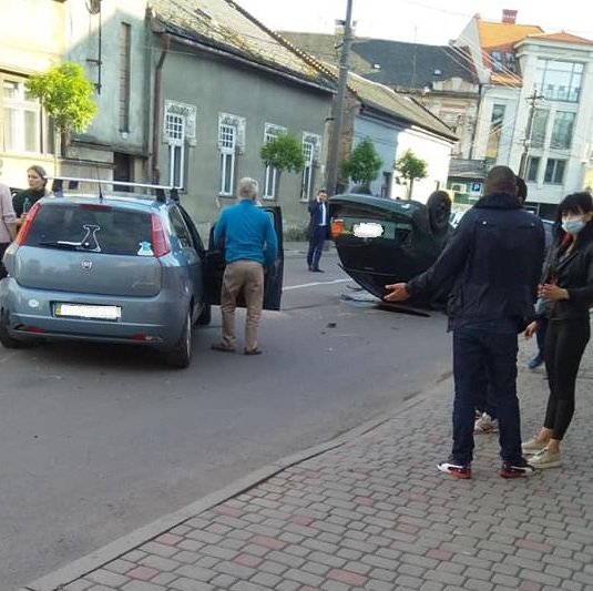 Аварія в Ужгороді: одна з автівок перекинулась на дах – 02