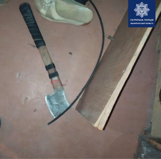 У Мукачеві чоловік із сокирою в руках накинувся на свою матір – 02 У Мукачеві чоловік із сокирою в руках накинувся на свою матір – 02