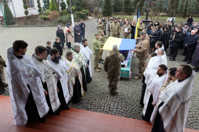 В останній день року одна з громад Закарпаття прощалася із захисником – 06