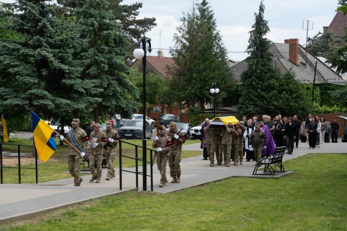 В Ужгороді поховали Героя, який минулого року став на захист України – 07 В Ужгороді поховали Героя, який минулого року став на захист України – 07