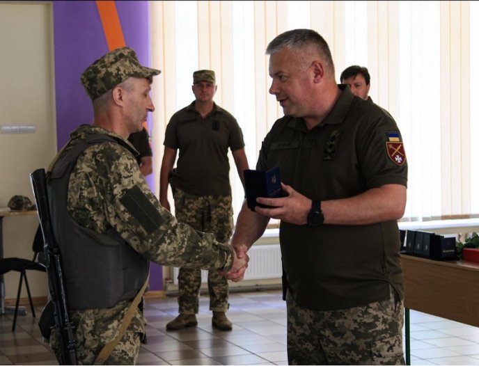 Військовим 128 бригади вручили державні і відомчі нагороди – 07