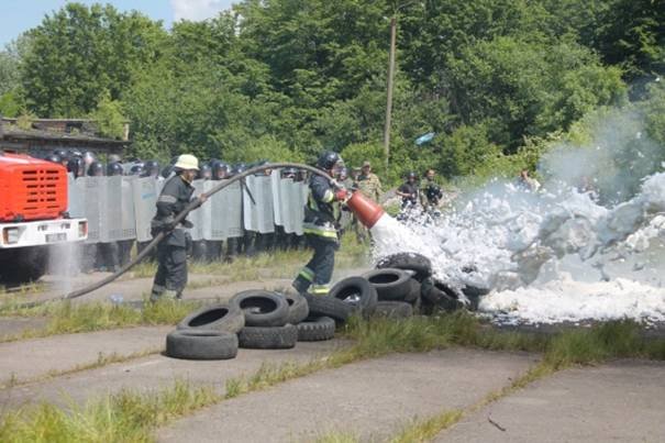 Закарпатські правоохоронці ліквідували масові заворушення – 02