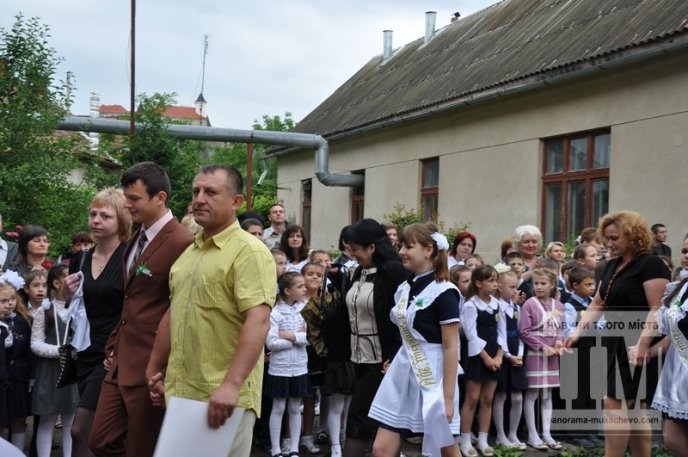 Свято "Останнього дзвоника" зібрало у Мукачівській ЗОШ №7 багато гостей (ФОТОРЕПОРТАЖ) – 46