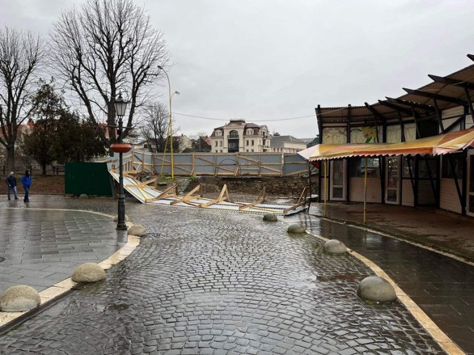 Сильний вітер накоїв лиха у центрі Ужгорода – 04 Сильний вітер накоїв лиха у центрі Ужгорода – 04