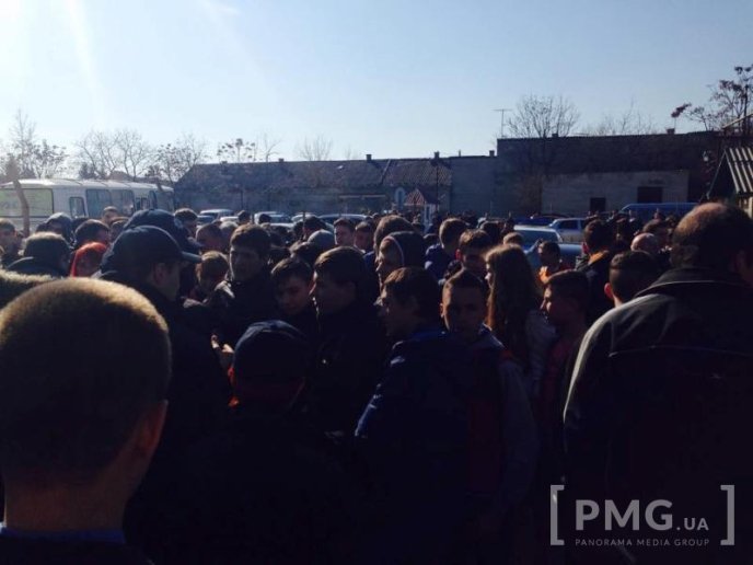 На місце протестів приїхала патрульна поліція і проводить "роз’яснювальну роботу" із студентами – 02