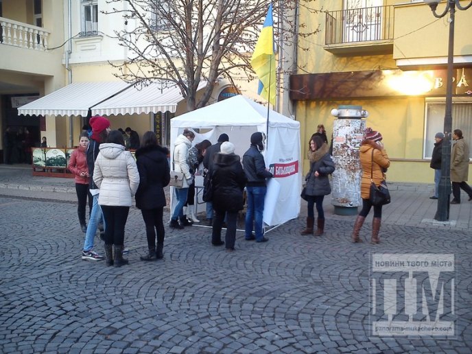 У центрі Мукачева збирають підписи за відставку уряду Азарова та у підтримку євроінтеграції України (ФОТО) – 04 У центрі Мукачева збирають підписи за відставку уряду Азарова та у підтримку євроінтеграції України (ФОТО) – 04