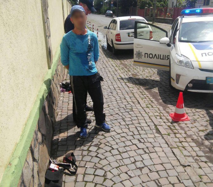 Під час затримання у Мукачеві поліцією жінка намагалась перерізати собі вени та ковтнути лезо – 02