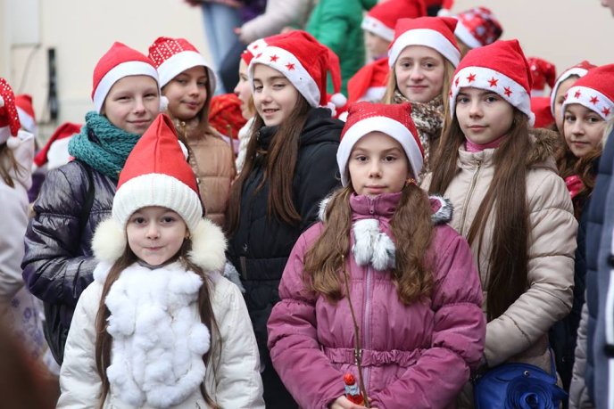 В Ужгороді "католицькі" миколайчики привітали містян зі святом – 07
