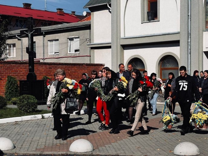 У Мукачеві провели в останню путь 24-річного військового – 06