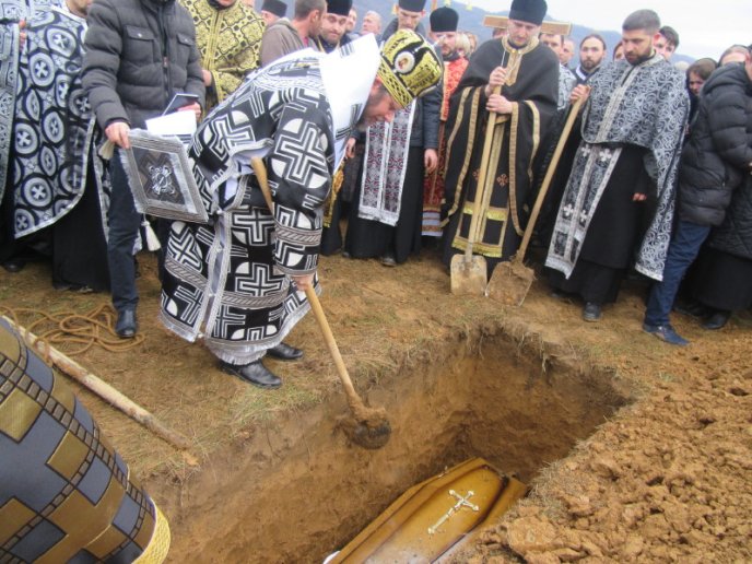 На Хустщині провели в останню путь священика, який загинув у ДТП під Житомиром – 15