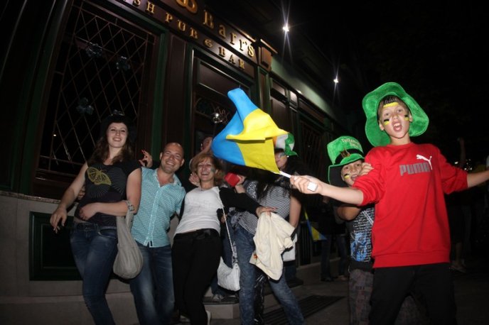 Мукачівці святкували перемогу збірної України до самого ранку (ФОТОРЕПОРТАЖ) – 10