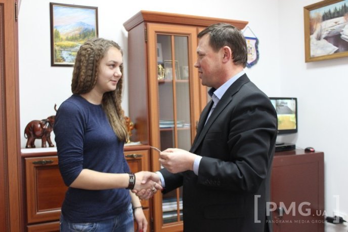 Першим сімом 16-річним мукачівцям вручили нові ID-картки – 06 Першим сімом 16-річним мукачівцям вручили нові ID-картки – 06