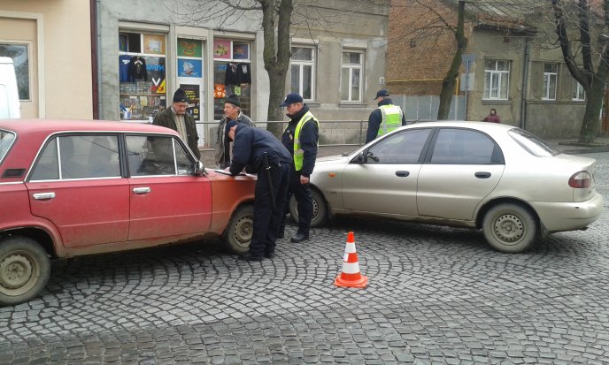 На вулиці Ярослава Мудрого у Мукачеві зіткнулись "Жигулі" та "Дейво" – 01