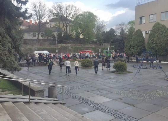 Близько ста людей із будівлі Ужгородської міськради евакуйовано: поліція шукає вибухівку – 02