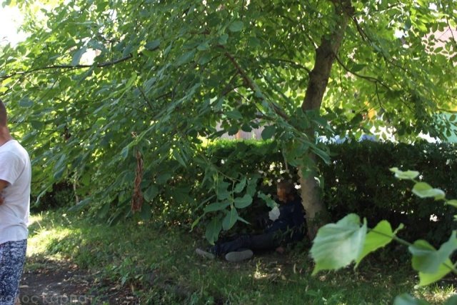 У центрі Виноградова прямо на вулиці повісився чоловік – 03