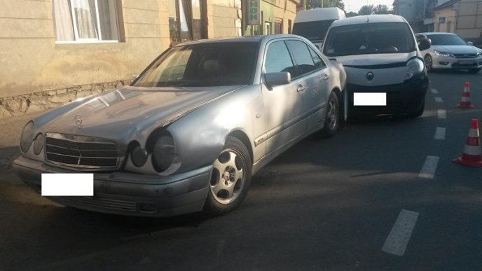 Потрійна ДТП в Ужгороді: зіткнулись "Volkswagen", "Mercedes" і "Renault" – 05