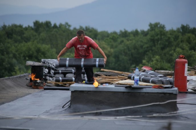 В одному з мікрорайонів Мукачева розпочали капремонт даху багатоповерхівки – 03