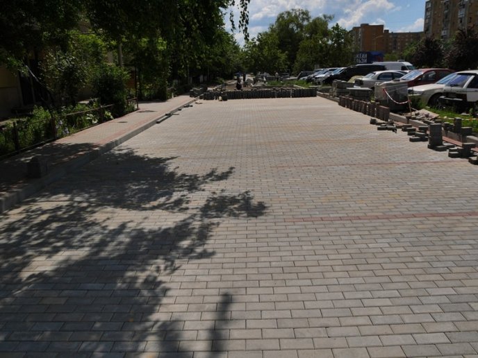 В Ужгороді облаштовують внутрішньоквартальні території  – 07