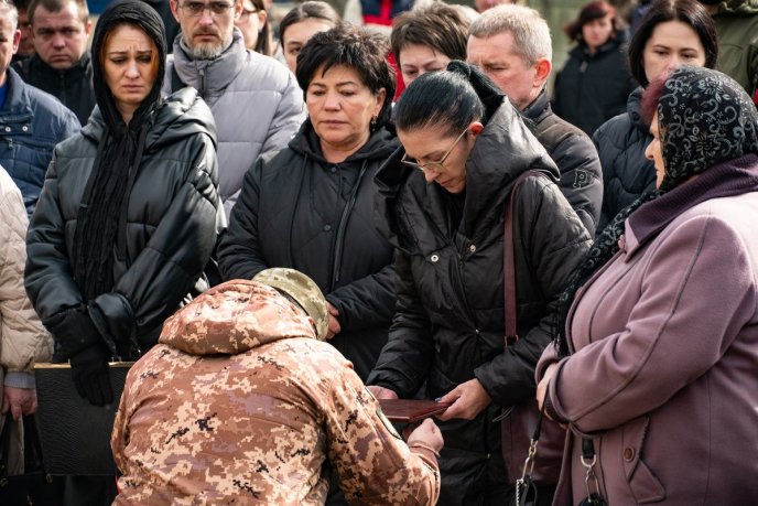 Ужгородці навколішках проводжали в останню путь Героя, який загинув у серпні 2023 року – 02