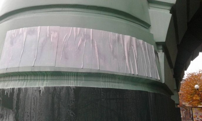 Невідомі вандали понівечили стіни Мукачівської Ратуші словами "Геть Балог" – 02