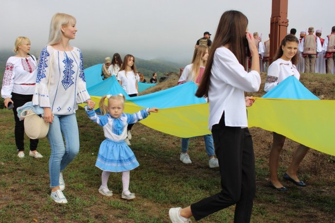 На горі у Закарпатті розгорнули стометровий прапор України – 05