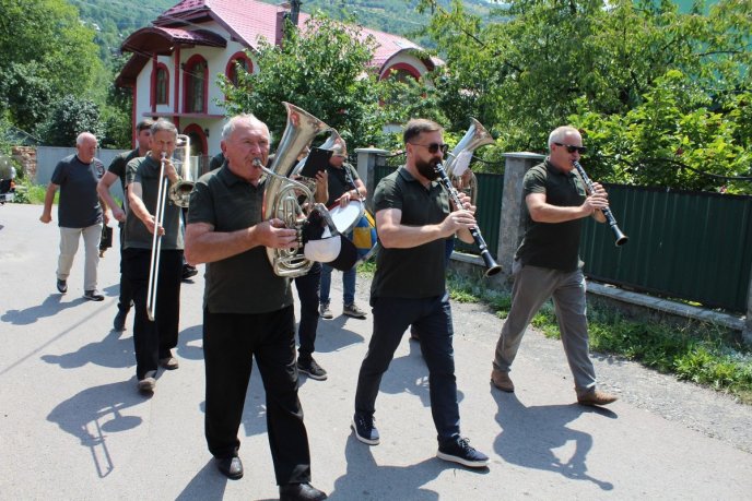 В одному з міст Закарпаття провели в останню путь полеглого захисника – 04