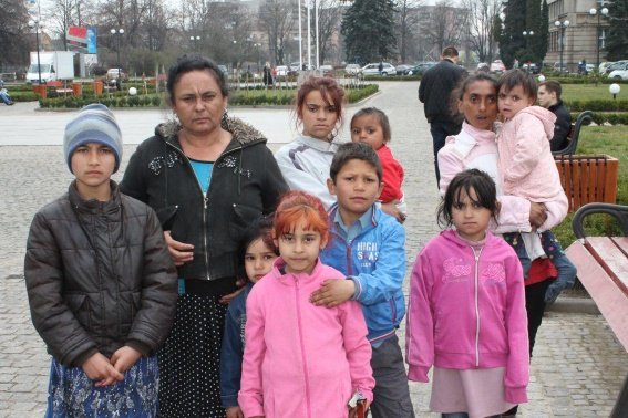 Біля Закарпатської ОДА мітингували представники ромського табору – 04