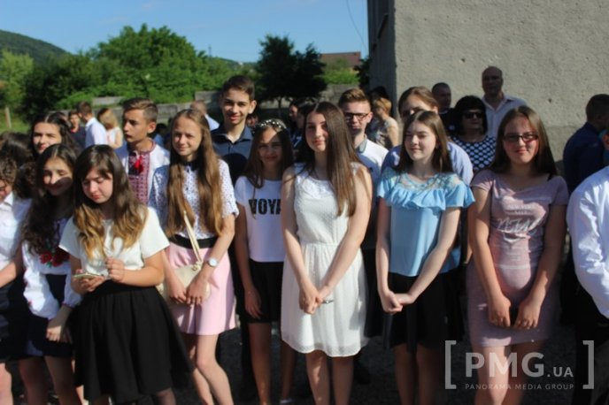 Свято останнього дзвоника відзначили у Мукачівській ЗОШ №13 – 09