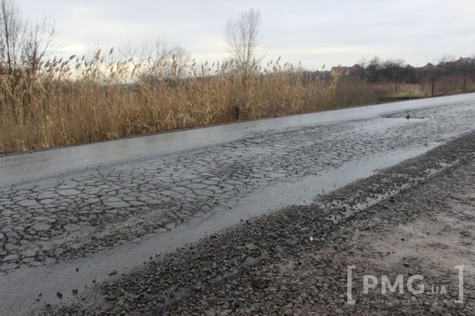 На першому шарі асфальту на Пряшівській-об’їзній у Мукачеві з’явились тріщини – 09