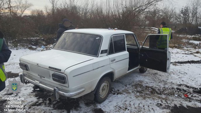 Ужгородські патрульні виявили наркотики у автомобілі "Lada" – 04 Ужгородські патрульні виявили наркотики у автомобілі "Lada" – 04