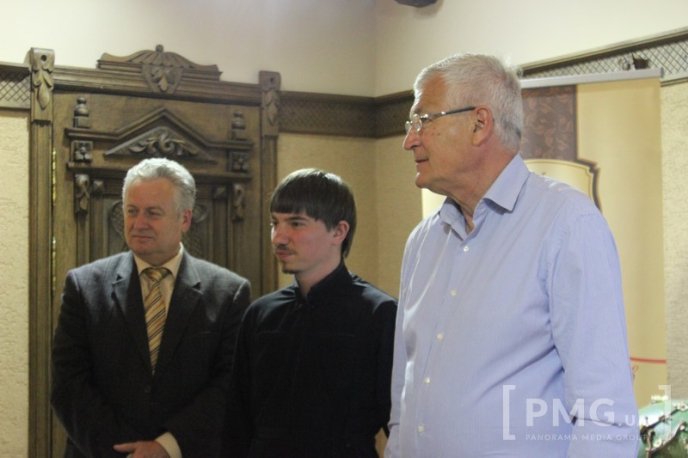 У Мукачеві відкрили виставку велетенських шоколадних писанок – 03