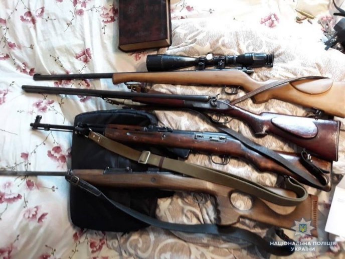 У закарпатця, який переховував нелегалів, знайшли автомобілі, зброю та наркотики – 03